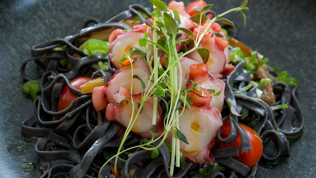Grillad kokta octopusarmar med svart bläckfisktagliatelle