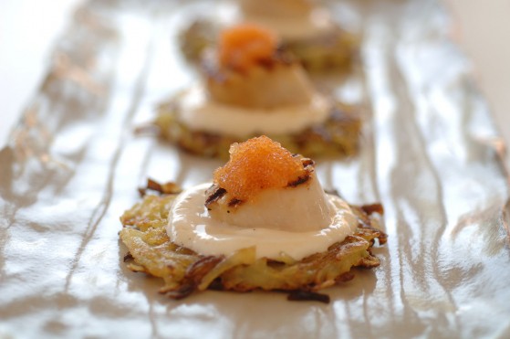 Grillad kammussla med råraka, crèmefraiche och löjrom