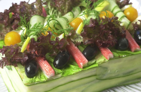 Surimi i smörgåstårta med fyllning 