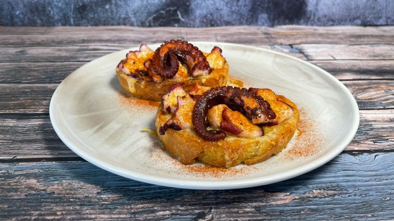 Octopus på gratinerat surdegsbröd